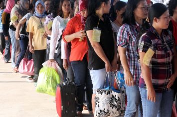 Gelombang kepulangan puluhan ribu tenaga kerja Indonesia (TKI) dari Malaysia ke berbagai daerah!